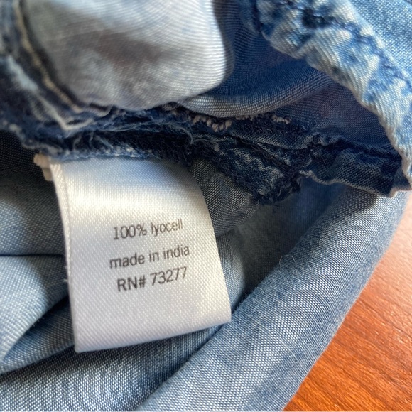 SO Chambray Denim Boyfriend Tshirt Long Sleeves Front Pockets Womens Medium - Picture 12 of 13